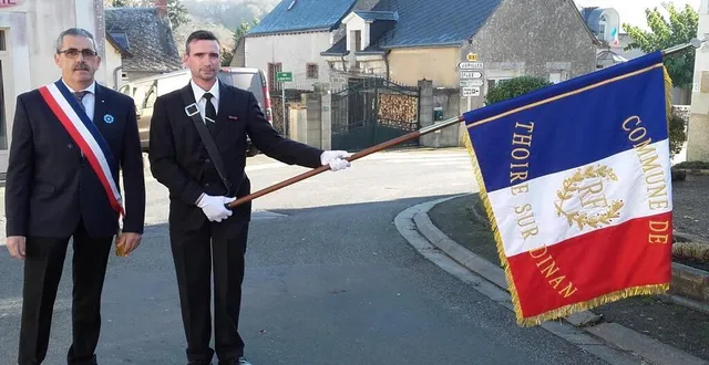 photo  bruno boulay et sébastien cadieu présentent le drapeau officiel de la commune.  &copy;  le maine libre 