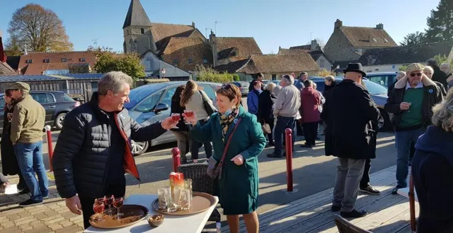 photo  vin d’honneur, annick dutertre trinque avec ses administrés.  &copy;  le maine libre 