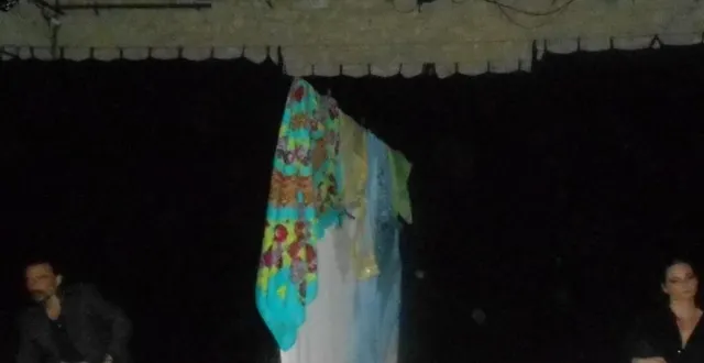 photo  sébastian et anissa interprétant leur spectacle « un mur entre deux chaises » l’un à la guitare l’autre à la danse.  &copy;  ouest-france 