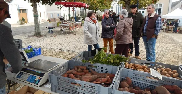 photo  depuis octobre, un mini-marché de produits du terroir se tient sur la place du védaquais le dimanche matin.  &copy;  le maine libre 