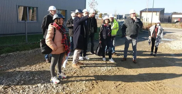 photo  hadrien oddoux, architecte, présente la pépinière aux membres de la commission économie de la communauté de communes du val de sarthe.  &copy;  ouest-france 
