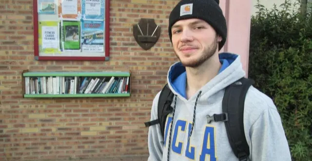 photo  étienne chaubernard, 25 ans, a fait de sa passion du breakdance son métier. ici à l’entrée de la salle polyvalente, où ont lieu les cours pour les enfants.  &copy;  ouest-france 