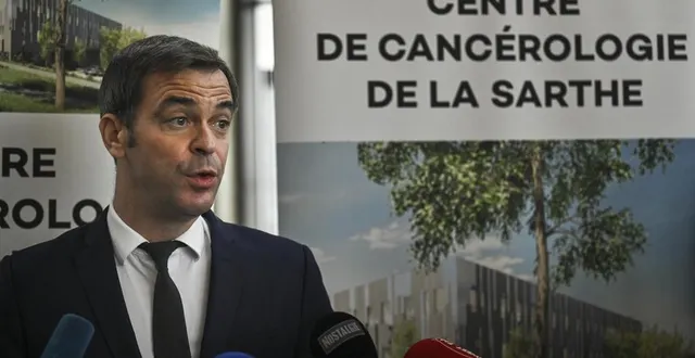 photo  olivier véran, le ministre de la santé, en visite au centre hospitalier du mans, ce mardi 16 novembre.  &copy;  denis lambert 