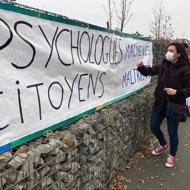 photo une centaine de personnes, principalement des soignants, manifestent ce mardi 16 novembre 2021 contre la venue du ministre de la santé olivier véran, au mans (sarthe).  ©  ouest-france