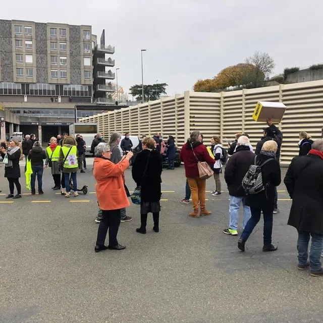 photo des soignants non vaccinés, accompagnés de gilets jaunes et d’anti vaccin manifestaient également, devant les bâtiments restauration et cuisine centrale de l’hôpital.  ©  ouest-france
