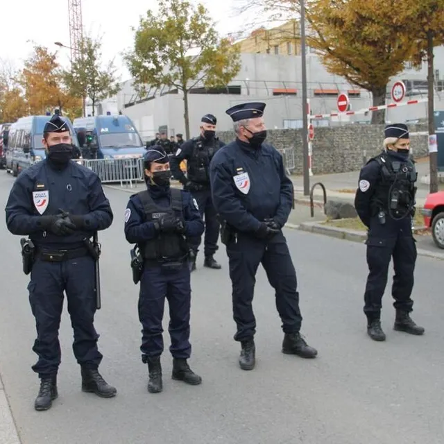 photo ce mardi 16 novembre 2021, un cortège de policiers a empêché les manifestants d’accéder au futur centre de cancérologie du mans (sarthe), pendant la visite d’olivier véran.  ©  ouest-france