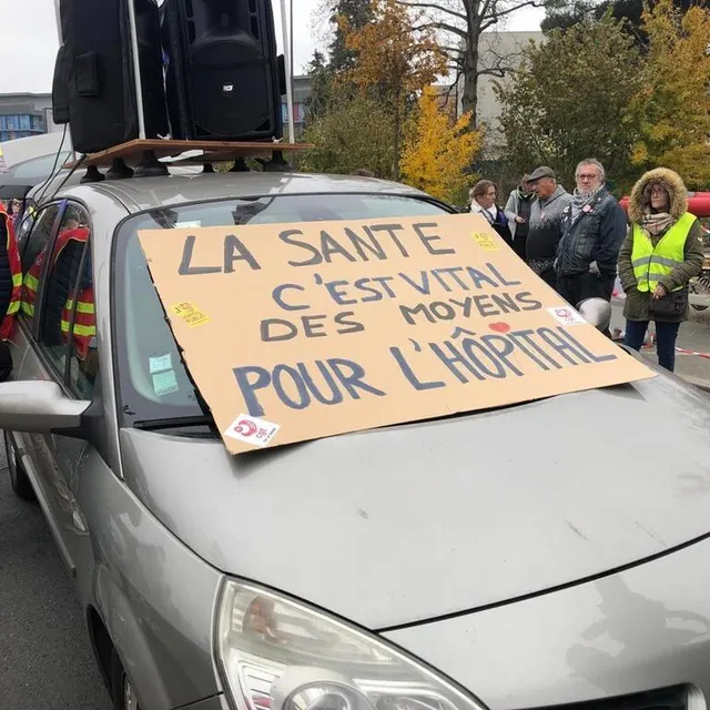 photo une centaine de personnes, principalement des soignants, manifestent ce mardi 16 novembre 2021 contre la venue du ministre de la santé olivier véran, au mans (sarthe).  ©  ouest-france