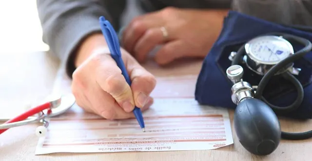 photo  bientôt une loi pour obliger les jeunes médecins à exercer 3 ans dans un désert médical ?  &copy;  archives ouest-france 