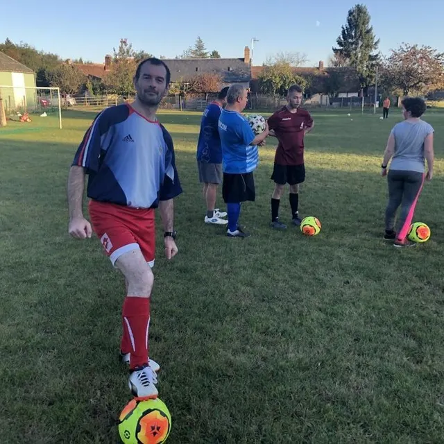 photo yoane, 42 ans, donne des conseils aux jeunes de la section de foot partagé au club d’écouves (orne).  ©  ouest-france