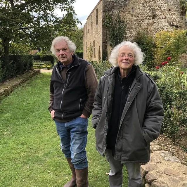 photo marie-françoise et christian brichard, propriétaires du manoir et du jardin de la boisnerie à sainte-honorine-la-chardonne, dans l’orne.  ©  ouest-france