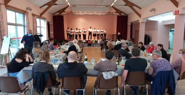 photo  les aînés ont apprécié la prestation de la chorale. 