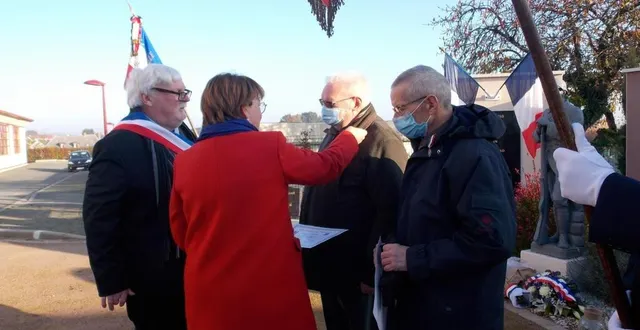 photo  marietta karamanli a remis deux décorations, à raymond fouquet et roger legras.  &copy;  le maine libre 