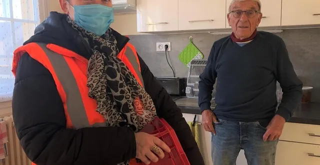 photo  aurélie, salariée à l’association de portage de repas à domicile sarth’72, aux côtés de roland, 93 ans, un bénéficiaire.  &copy;  ouest-france 