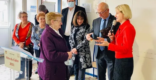 photo  véronique louwagie a remis la médaille de maire honoraire à raymonde clouet.  &copy;  ouest-france 