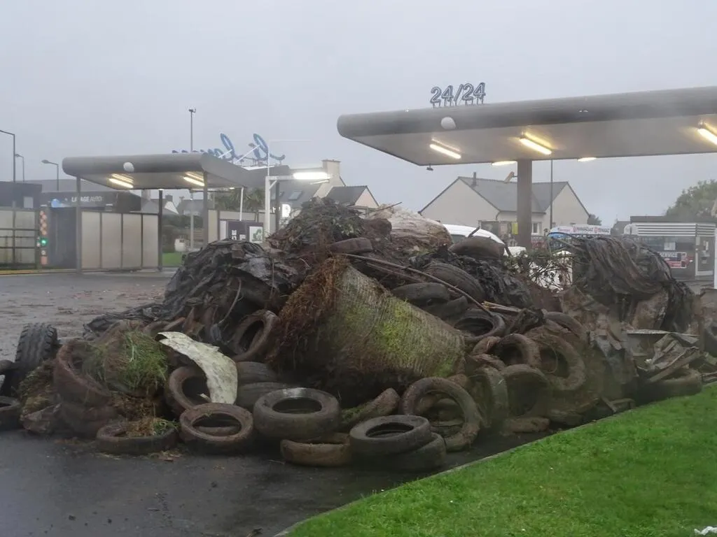 Prix Gasoil Leclerc Saint Pol De Leon Saint-Pol-de-Léon. « Pas de pays sans paysans » : des déchets déversés  devant des - Brest.maville.com