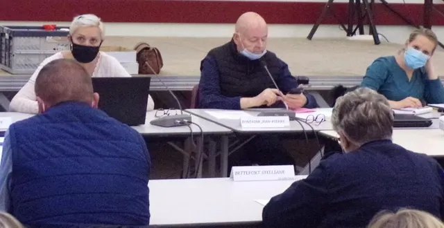 photo  jean-pierre fontaine (au centre) a présidé le conseil communautaire.  &copy;  ouest-france 