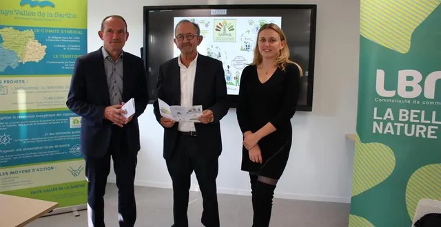 photo  lancement du dispositif sarha en présence d’emmanuel franco, président du pays vallée de la sarthe, daniel coudreuse, président de lbn communauté, et céline bihel, directrice de pays vallée de la sarthe.  &copy;  le maine libre 