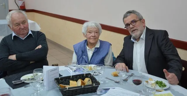 photo  roger ganivet, simone yvan et françois carbonell, le maire.  &copy;  ouest-france 
