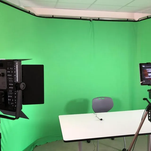 photo l’école sévigné paul-bert de flers, dans l’orne, a été équipée d’une salle numérique où se trouve un petit studio d’enregistrement qui mime les journaux télévisés.  ©  ouest-france