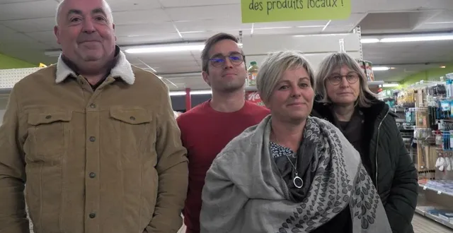 photo  de gauche à droite : laurent pommier, ancien gérant pendant onze ans, thomas fontaine, le repreneur, virginie, sa maman, et maryse, la salariée.  &copy;  le maine libre 