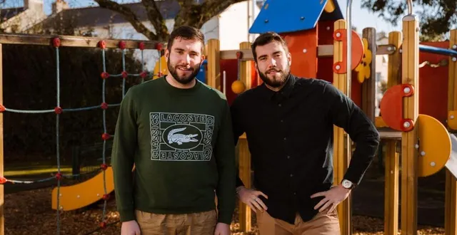 photo  lucas et théo ont choisi le professorat comme leur grand-père. s’ils adorent la transmission des savoirs, ils avouent être arrivés dans le métier « avec leur vision de la scolarité qu’ils ont vécue. la réalité est tout autre aujourd’hui ».  &copy;  photo le maine libre - adèle jamonneau 
