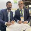 photo  jean foyer et frédéric martin signent la convention de partenariat au salon des maires, le mercredi 17 novembre. 