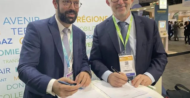 photo  jean foyer et frédéric martin signent la convention de partenariat au salon des maires, le mercredi 17 novembre.  &copy;  frédérique jourdaa 