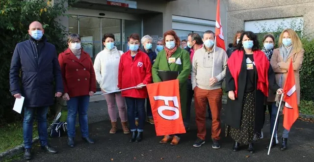 photo  liliane anfray, infirmière et secrétaire force ouvrière (4e à gauche), entourée de personnels du chicam. à sa droite, frédéric beauchef, maire et président du conseil de surveillance, accompagné de sandrine plessix, deuxième adjointe en charge des affaires scolaires, de la citoyenneté et de la santé.  &copy;  ouest-france 