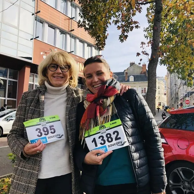 photo betty et audrey sont venues récupérer leurs dossards sur la pause déjeuner. le sourire est déjà prêt pour samedi.  ©  le maine libre