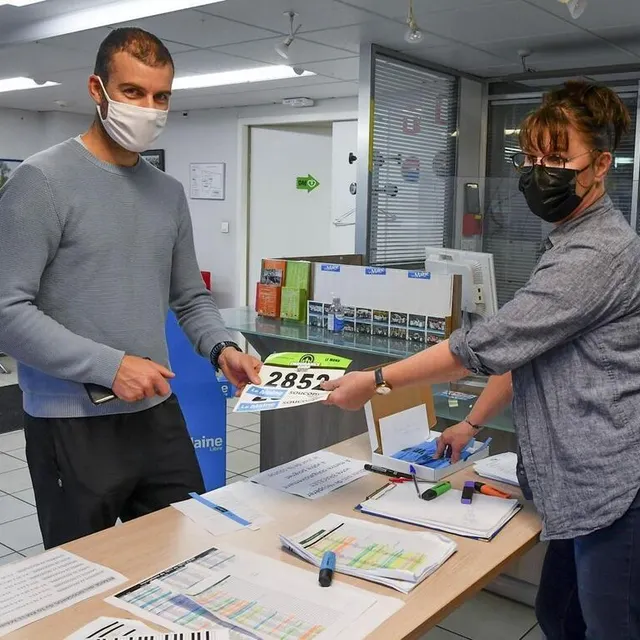 photo les dossards sont encore à retirer ce vendredi 18 novembre à l’accueil du maine libre, place de l’éperon.  ©  le maine libre – yvon loué