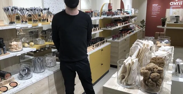 photo  forest est conseiller de vente pour le magasin avril, ouvert le mardi 9 novembre 2021 rue des minimes dans le centre-ville du mans.  &copy;  le maine libre 