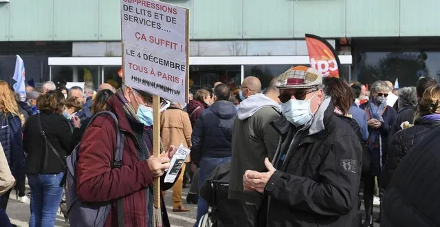 photo  le 21 octobre, près de 500 personnes s’étaient déjà retrouvées devant l’entrée du centre hospitalier du bailleul.  &copy;  archive le maine libre yvon loue 
