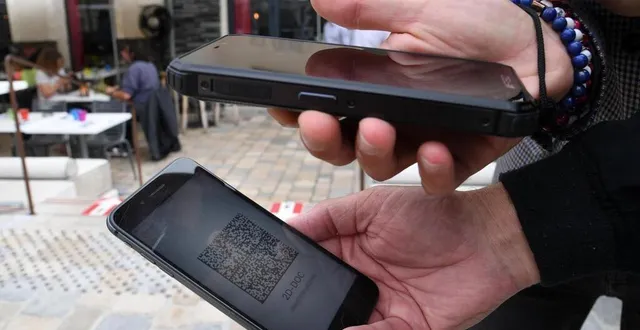 photo  les forces de l’ordre vont intensifier les contrôles de validité du pass sanitaire, notamment dans les bars et restaurants.  &copy;  photo le courrier de l’ouest laurent combet 