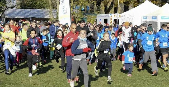 photo  allonnes, novembre 2019. le bol d’air, une sortie en famille dans les bois de chaoué, dimanche matin à l’occasion du cross international le maine libre -allonnes- sarthe.  &copy;  archives le maine libre – yvon loué 
