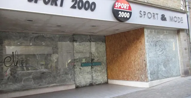 photo  la ville va acheter l’ancien local de sports 2000, rue de la barre, afin de le louer au magasin tendance vélo.  &copy;  ouest-france 