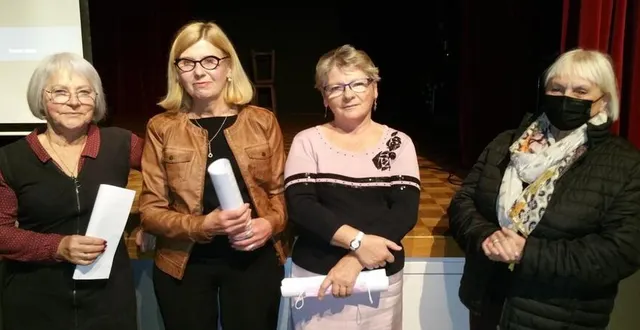 photo  les bénévoles de la bibliothèque et les actrices de l’atelier théâtre les-scoubidous ont interprété des comptines et des poèmes.  &copy;  yannick livet 