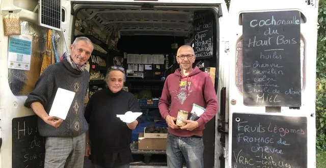 photo  sébastien bernet et éric denis, la toque du perche, font escale chaque mardi après-midi chez biche jacquelin, au moulin de la ronce à champrond.  &copy;  le maine libre 