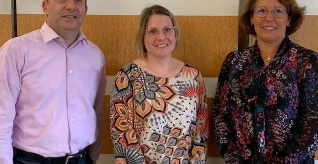 photo  de g. à dr : sébastien gouhier maire d’ecommoy, coralie leruez cheffe de projets « petite ville de demain » (pvd) et opération de revitalisation du territoire (ort), nathalie dupont présidente de la cdc.  &copy;  le maine libre 