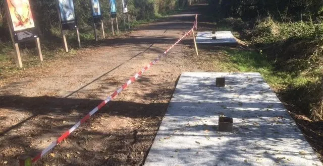 photo  les tables de pique-nique aménagées au bord de la véloscénie seront livrées à la fin décembre.  &copy;  dr 