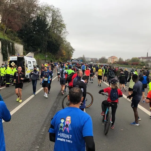 photo les coureurs s’échauffent à quelques minutes du départ de la 5e édition du 10 km du maine libre.  ©  le maine libre