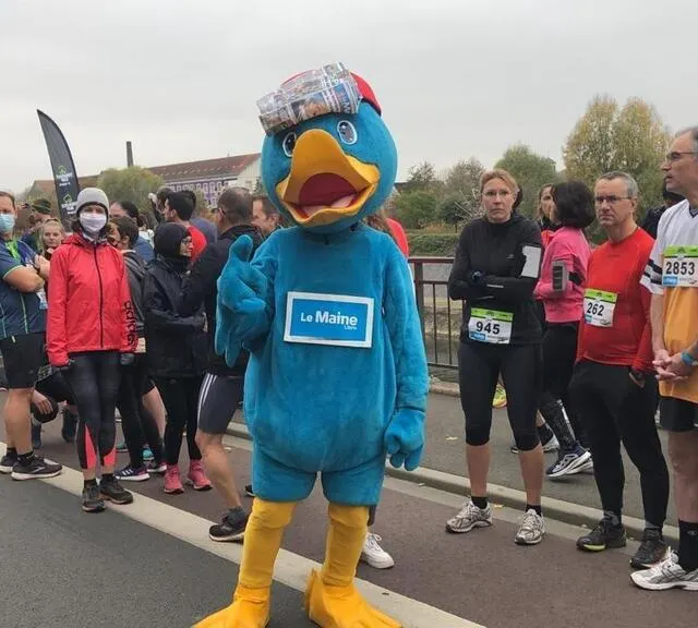 photo les coureurs patientent à quelques minutes du départ.  ©  le maine libre