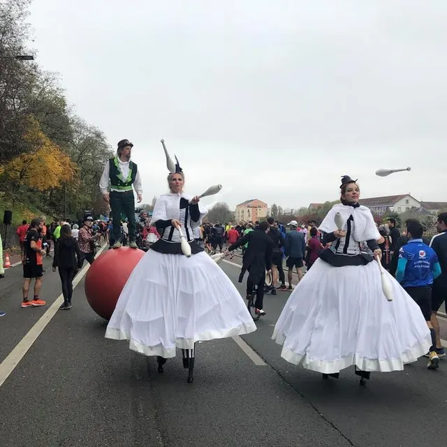 photo l’ambiance monte à quelques minutes du départ de la 5e édition des 10 km.  ©  le maine libre