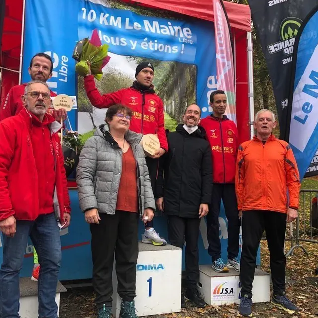 photo le podium masculin des 10 km du maine libre. avril devance mefta et le gall.  ©  le maine libre