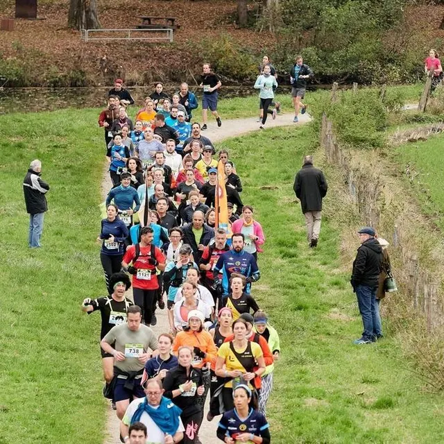 photo plus de 3000 coureurs étaient au départ du 10 km le maine libre.  ©  dominique breugnot