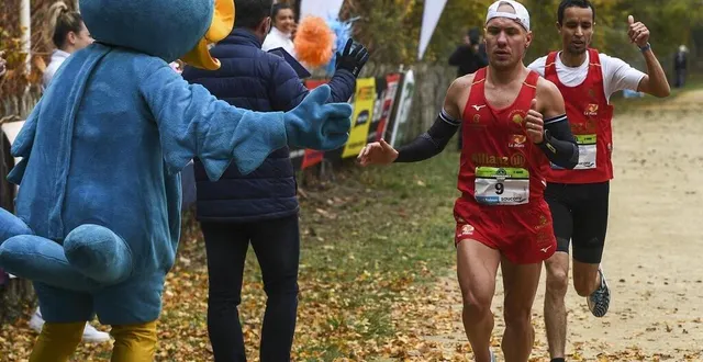 photo  anthony avril (som) vainqueur chez les hommes devant abdellatif mefta (som) ce samedi 20 novembre 2021 aux 10 km le maine libre.  &copy;  denis lambert 