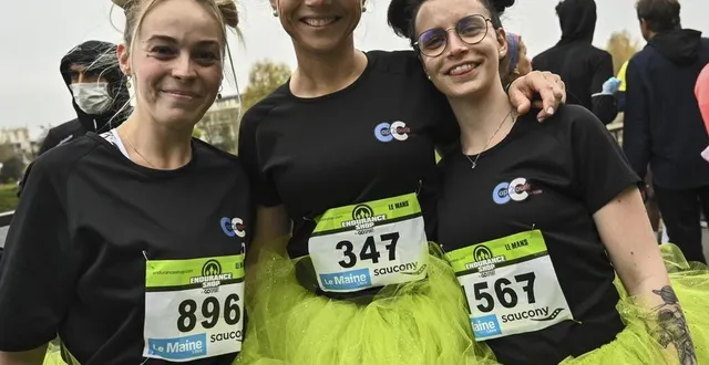 photo  le mans, samedi 20 novembre 2021. emma, lili et salomé, avec leur coiffure de princesse et leur tutu jaune fluo, juste avant le départ ont profité pleinement de l’ambiance.  &copy;  photo le maine libre – denis lambert 