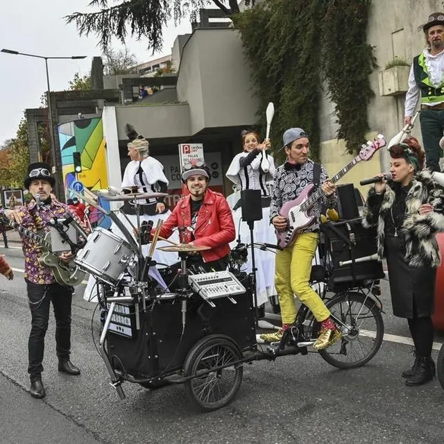 photo gangstar fanfare a bien « ambiancé » les coureurs avant le départ.  ©  photo le maine libre – denis lambert