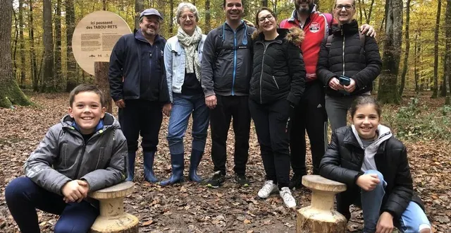 photo  la chasse aux tabourets attire nombre de sarthois venus des quatre coins du département. comme ces trois familles de souligné-sous-ballon qui ne sont pas des habituées de la forêt de bercé.  &copy;  photo le maine libre 