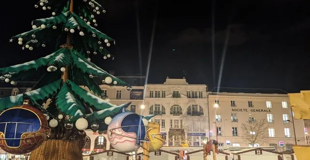 photo  le manège sapin et les chalets du marché de noël sont en place en attendant l’ouverture samedi 27 novembre 2021, place de la république au mans (sarthe).  &copy;  ouest-france 