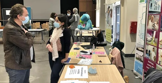 photo  sandra aissou, chirurgienne en médecine viscérale et digestive, était l’une des représentantes du pssl sur le stand de l’hôpital, samedi 20 novembre 2021, lors du séminaire de la maison de santé pluridisciplinaire du pays sabolien, à sablé-sur-sarthe (sarthe).  &copy;  ouest-france 